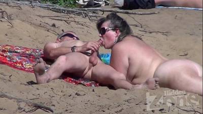 Голые нудисты на пляже без стыда и совести занимаются сексом онлайн